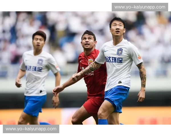 决战之巅，荣耀之巅：泰达vs苏宁直播，谁能笑傲绿茵场？